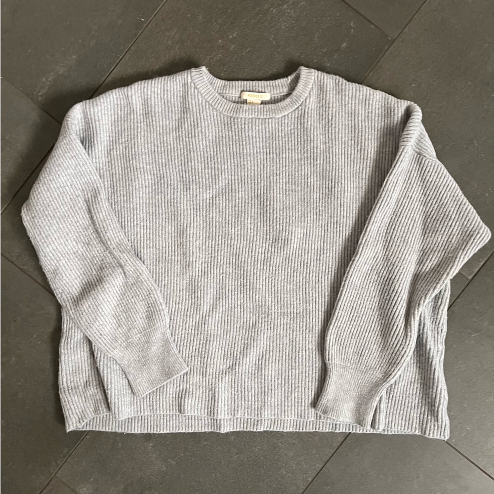 Cozy ribbed women’s gray boxy crew neck  sweater from Forever 21 normcore